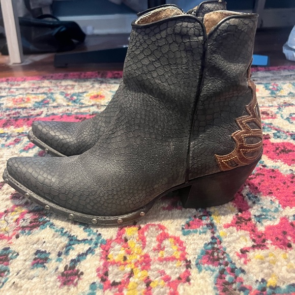 ARIAT Fenix ankle boot size 9.5. Worn less than 5 times. - Picture 5 of 6